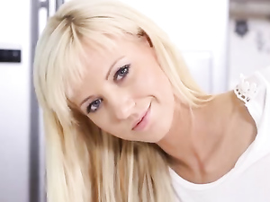 Gorgeous Teen Ass Shaking In Booty Shorts